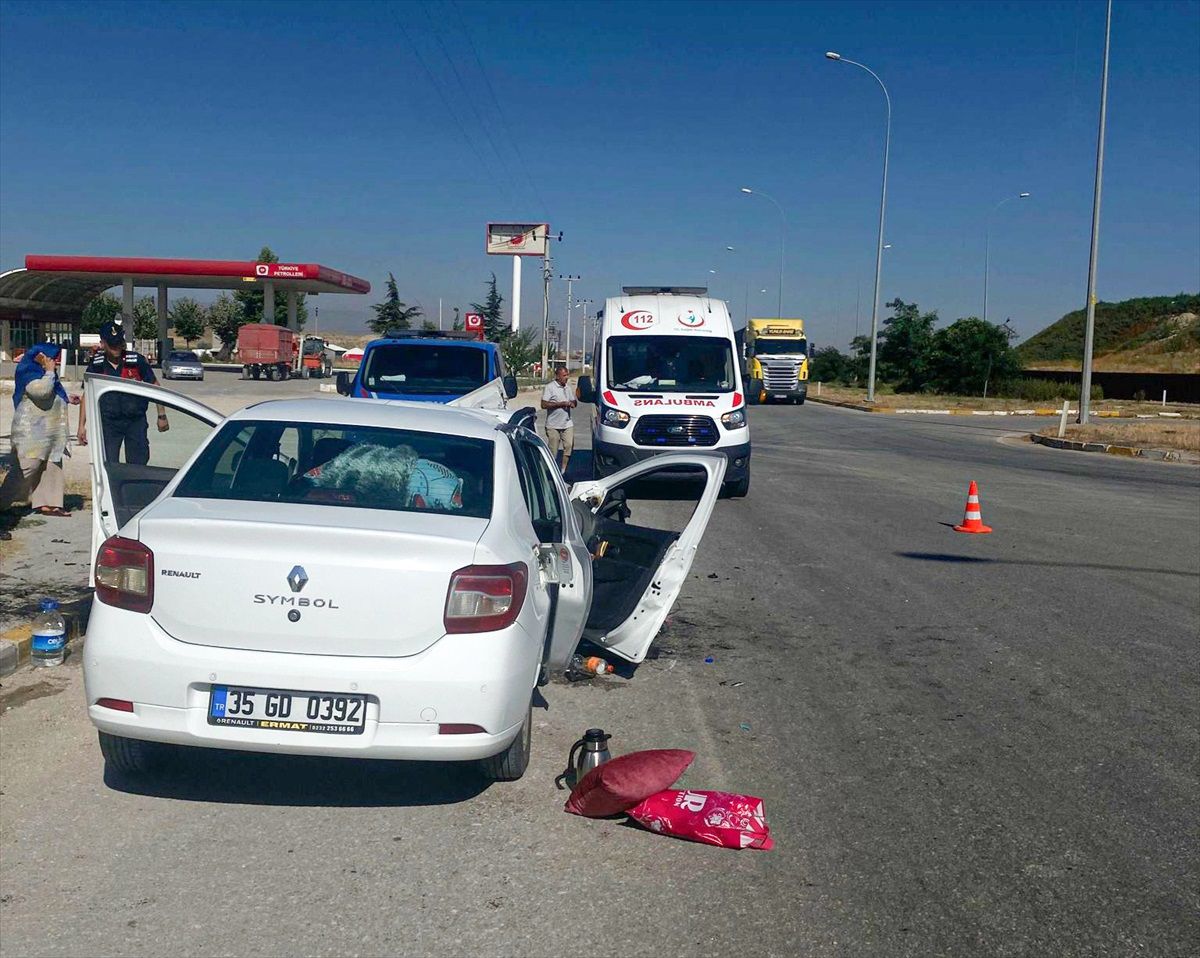 Afyonkarahisar\'da Beton Direğe Çarpan Otomobil Kazasında 1 Kişi Hayatını Kaybetti