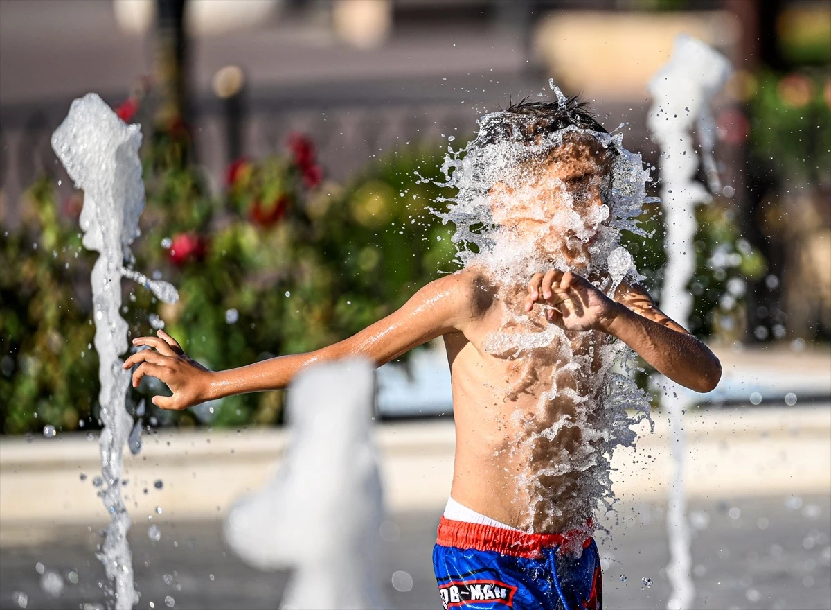 Ankara\'da Sıcak Havada Çocuklar Suyla Serinledi