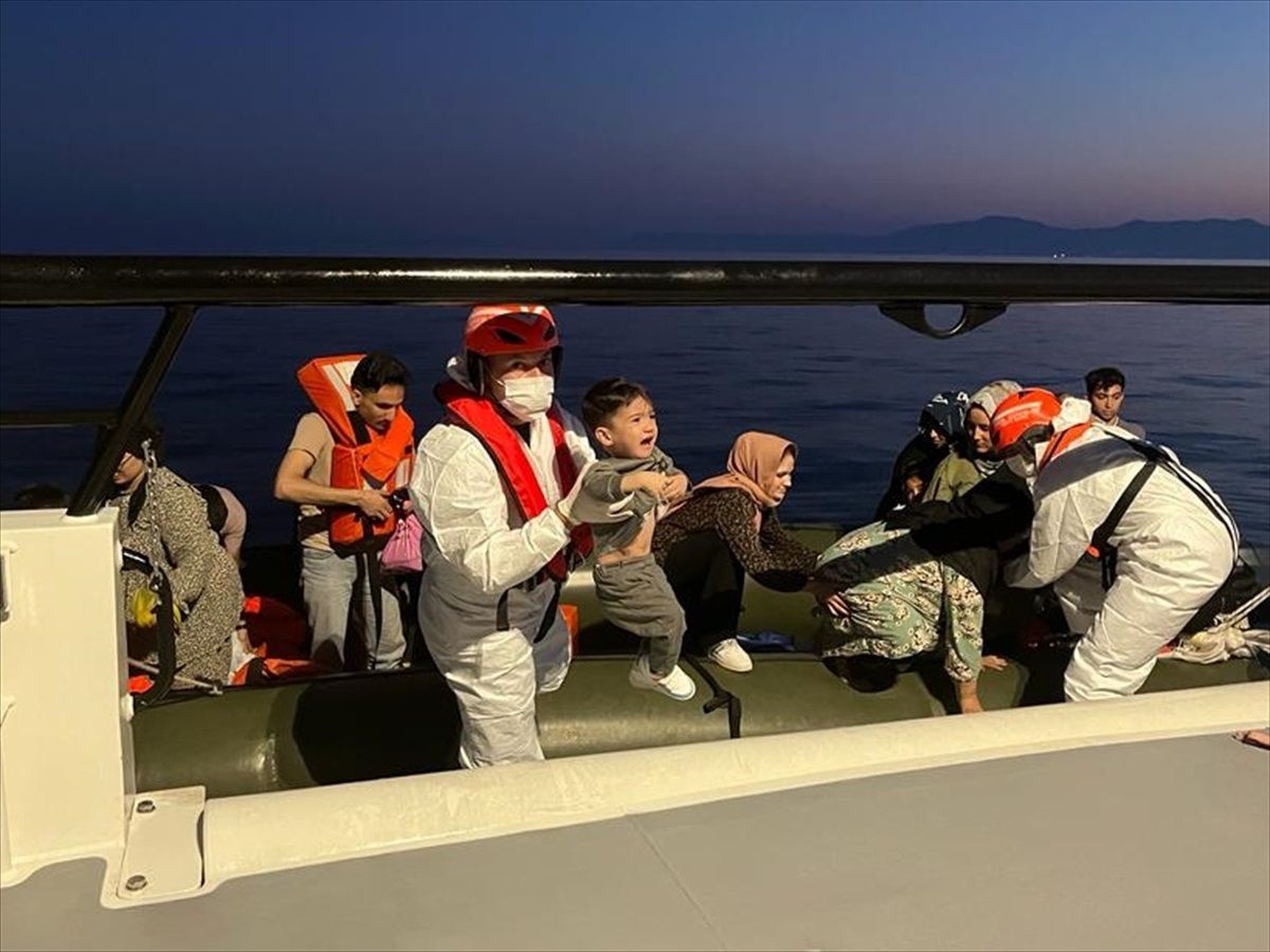 Kuşadası açıklarında 38 düzensiz göçmen yakalandı