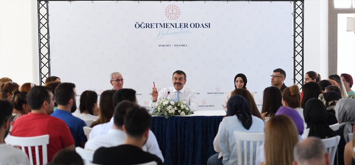 Milli Eğitim Bakanı Yusuf Tekin, İstanbul\'da öğretmenlerle buluştu