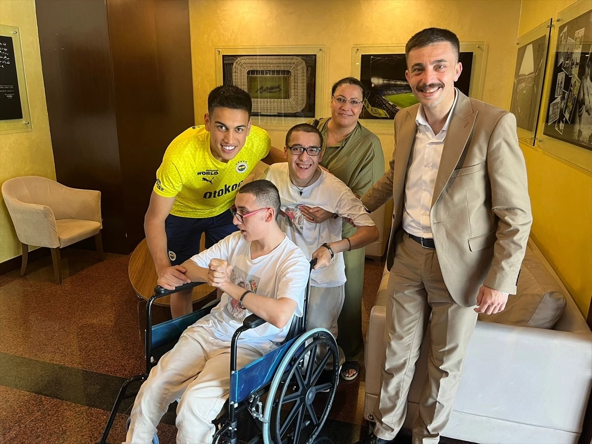 Bedensel Engelli İkiz Kardeşler Fenerbahçe Futbolcularıyla Buluştu