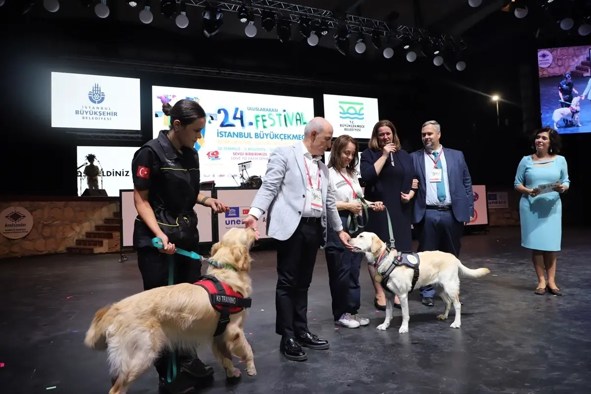 Depremde kahramanlık gösteren köpeklere madalya takıldı