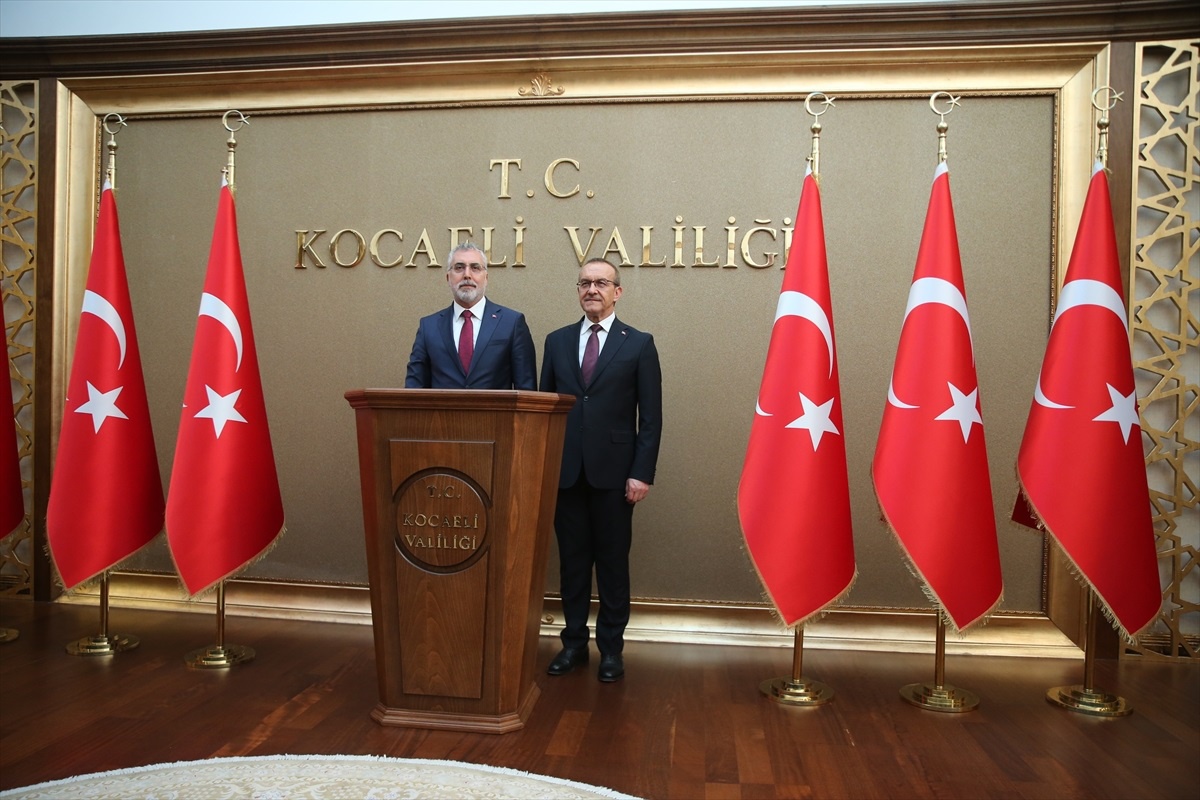 Çalışma ve Sosyal Güvenlik Bakanı Işıkhan, Kocaeli\'de "Şehir Buluşmaları"nda konuştu Açıklaması