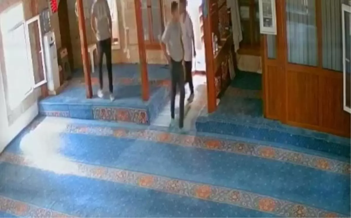 Edirne'de Cami Hırsızlığı Güvenlik Kamerasına Yansıdı