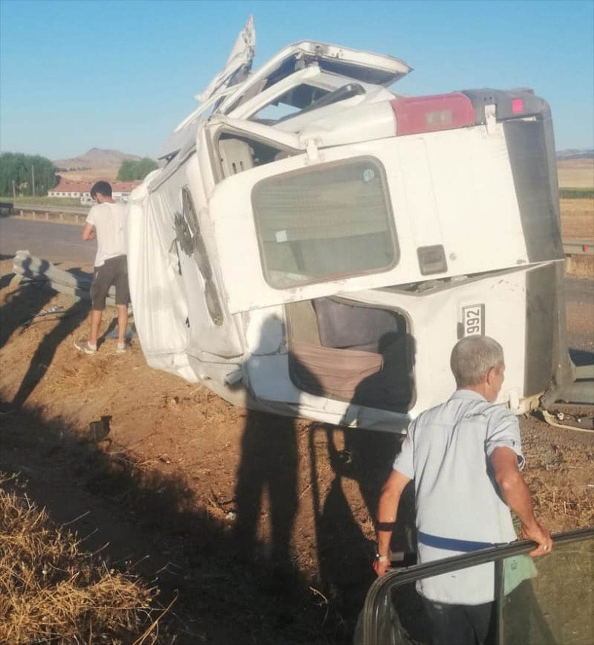 Çorum\'un Sungurlu ilçesinde minibüs devrildi, 3 kişi yaralandı