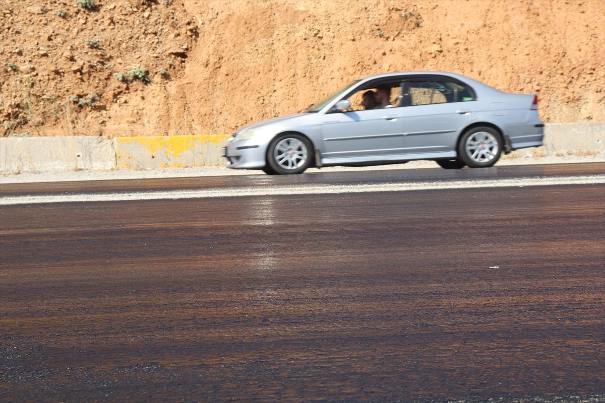 Denizli\'de Hava Sıcaklığından Dolayı Yolların Asfaltı Eridi
