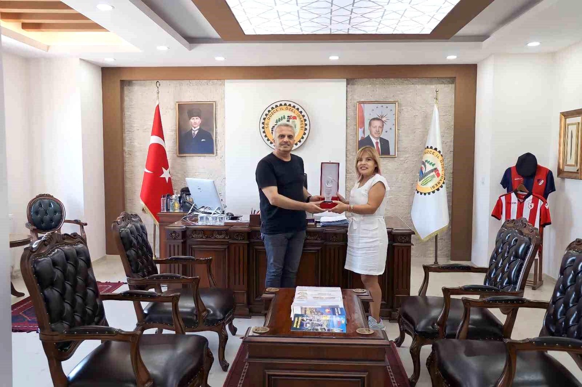 Düzce Özel İdaresi, depremzedelere yardımlarından dolayı teşekkür plaketi aldı
