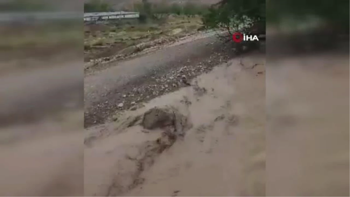 Doğubayazıt\'ta sel felaketi: Türkiye-İran kara yolu ulaşıma açıldı