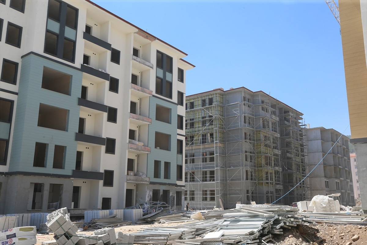 Adıyaman\'da Deprem Sonrası İş Yerleri Konteyner Çarşılarda Faaliyetlerini Sürdürüyor