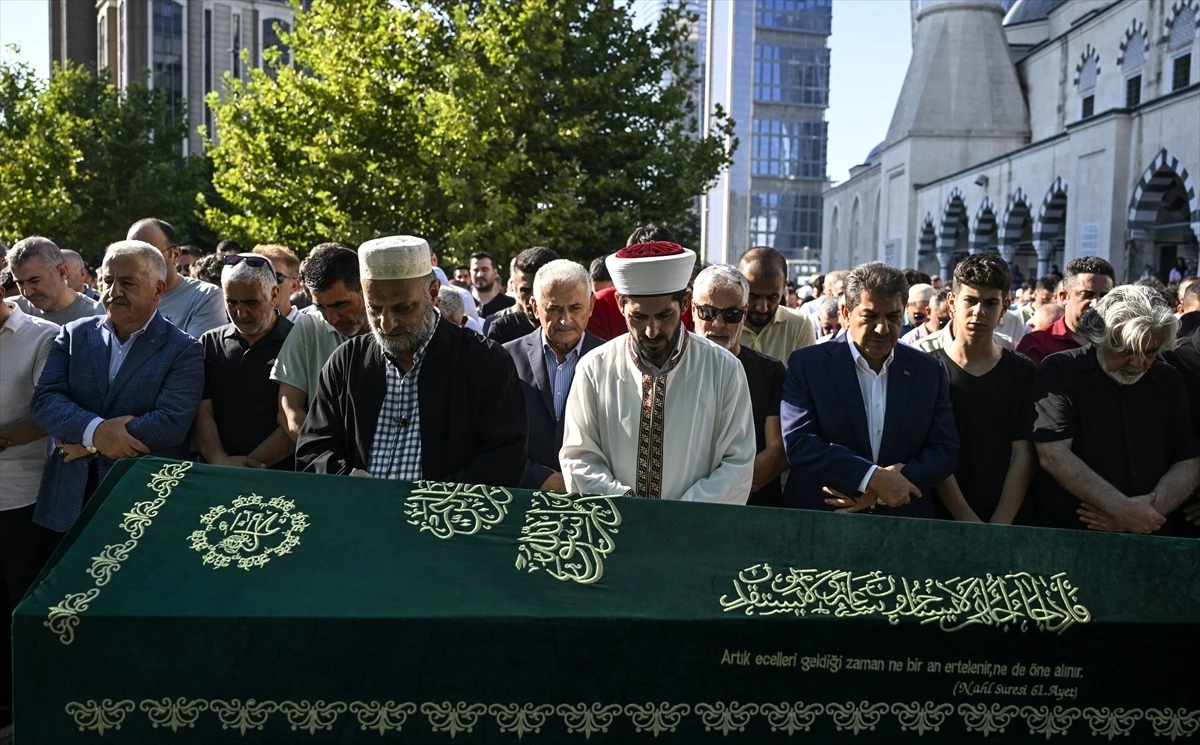 Gazeteci-yazar Süleyman Özışık\'ın cenazesi toprağa verildi