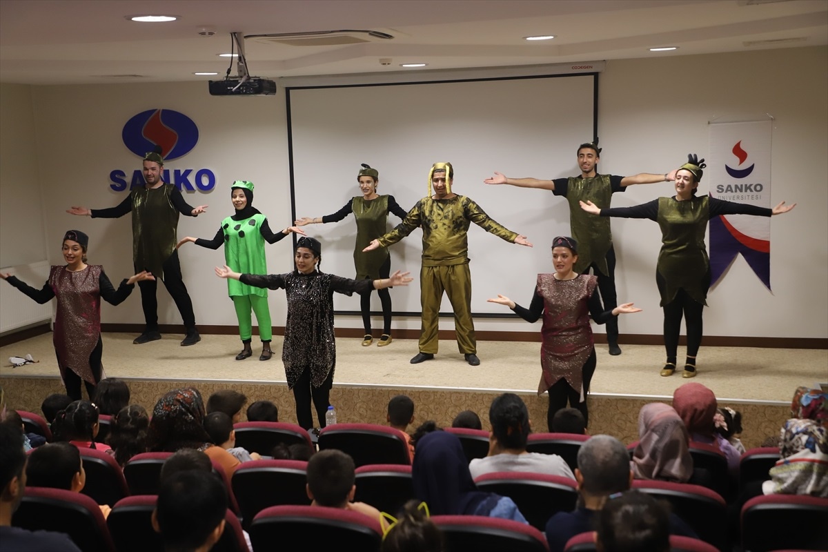 Gaziantep\'te depremden etkilenen çocuklar için tiyatro etkinliği düzenlendi
