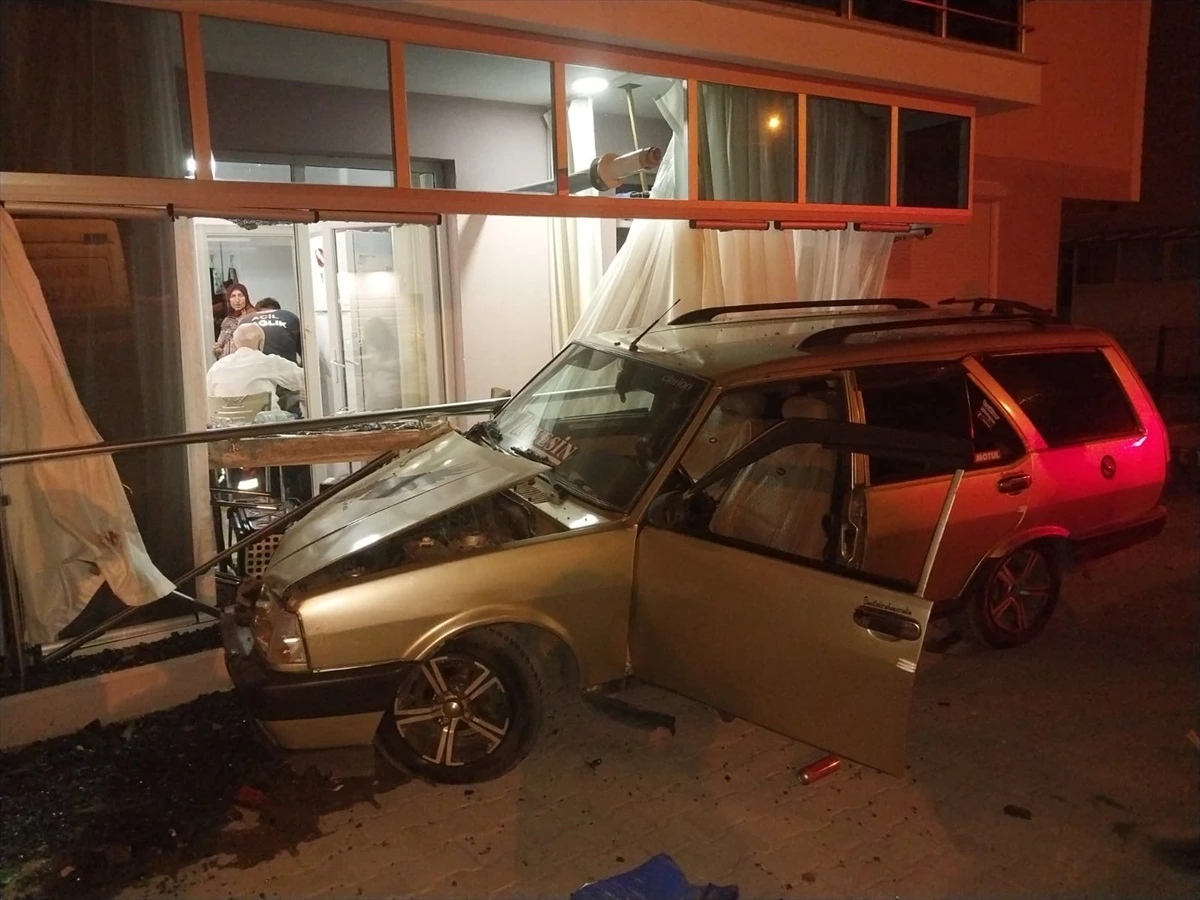 Kütahya\'da otomobil apartman duvarına çarptı: 3 yaralı
