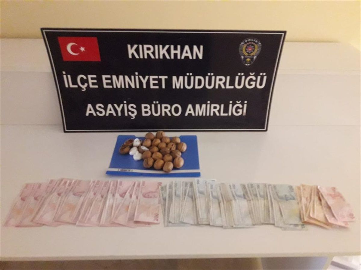 Kırıkhan\'da kabuklu cevizler içerisinde sentetik uyuşturucu bulunduran 4 şüpheli gözaltına alındı