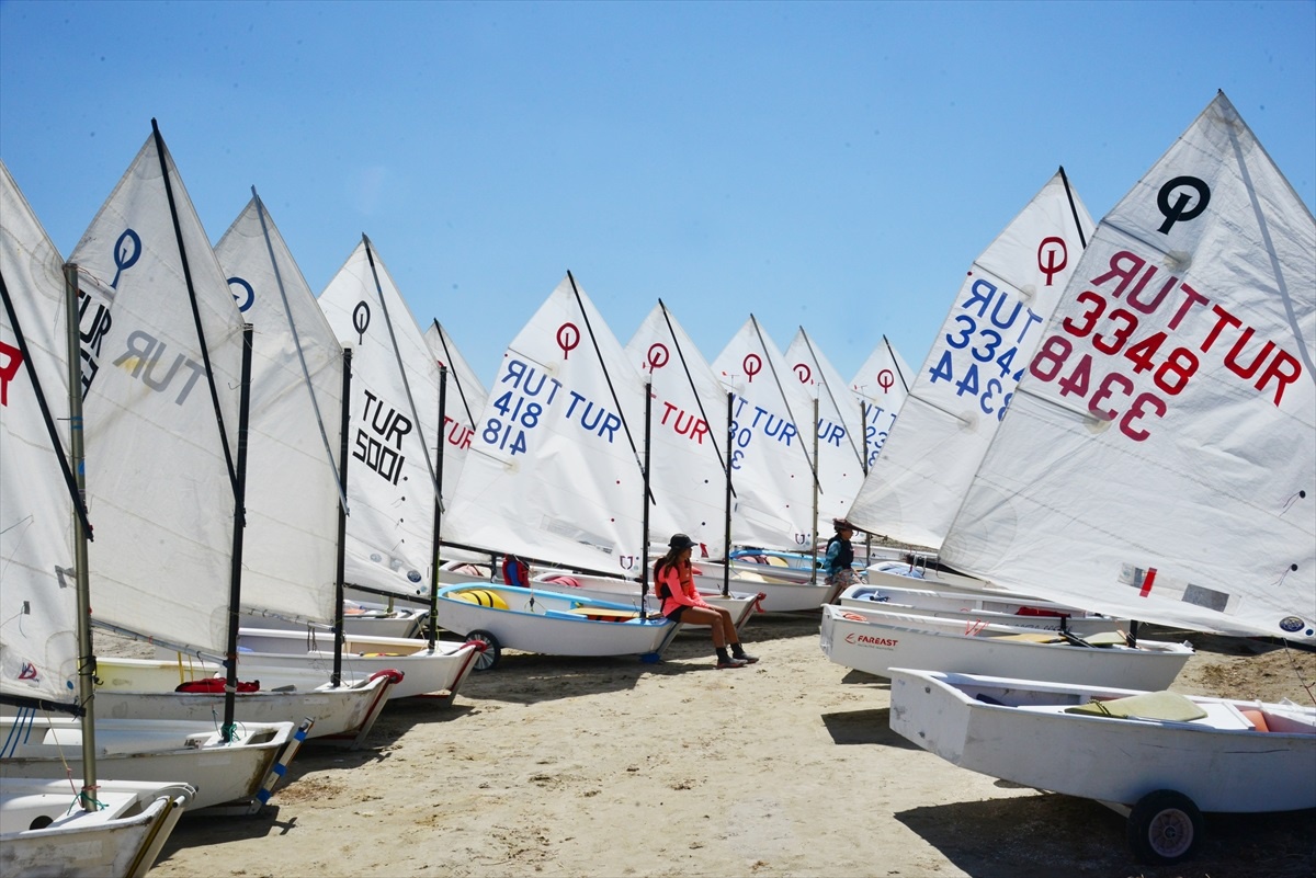 Hirfanlı Baraj Gölü Optimist Yelken Yarışları Devam Ediyor