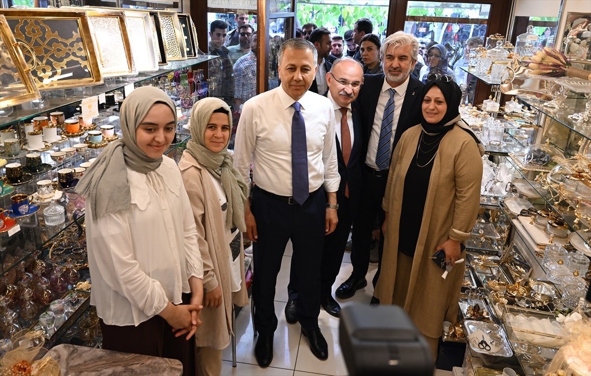 İçişleri Bakanı Ali Yerlikaya, Manisa\'da Aşure Hayrına Katıldı