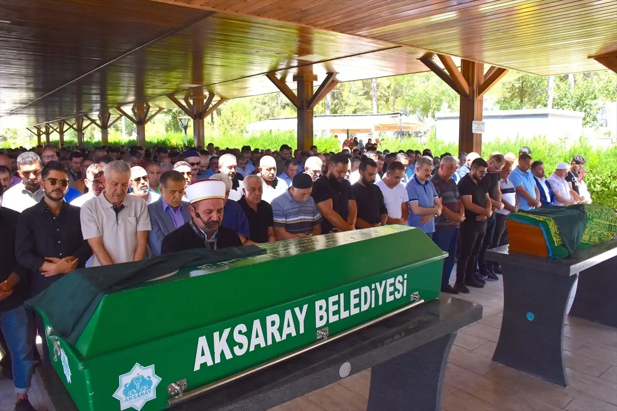 İstanbul\'daki trafik kazasında hayatını kaybeden anne ve kızının cenazesi Aksaray\'da defnedildi