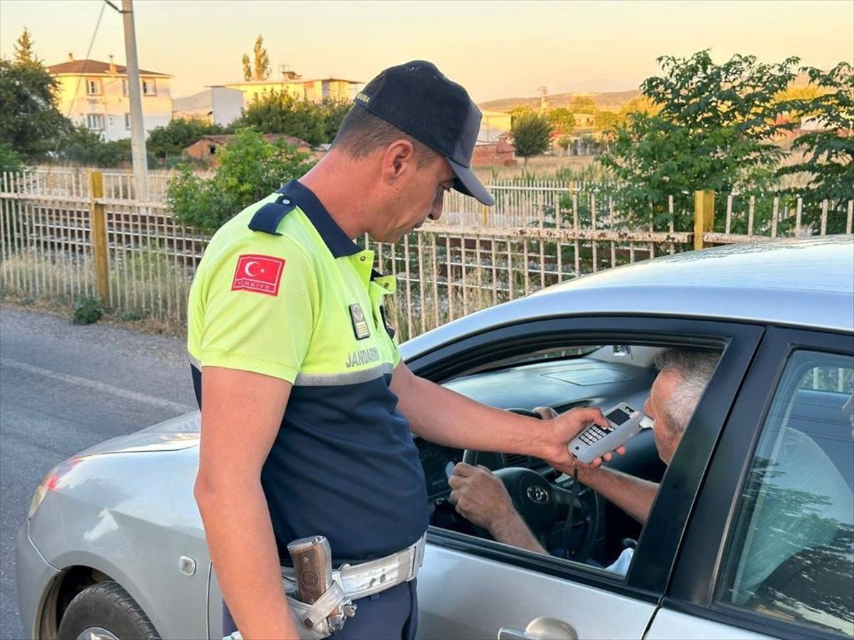 İzmir\'de Jandarma Trafik Denetimlerinde 2 Bin 744 Sürücüye Cezai İşlem Uygulandı