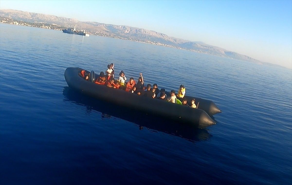 İzmir\'de Yunanistan unsurları tarafından geri itilen 130 düzensiz göçmen kurtarıldı