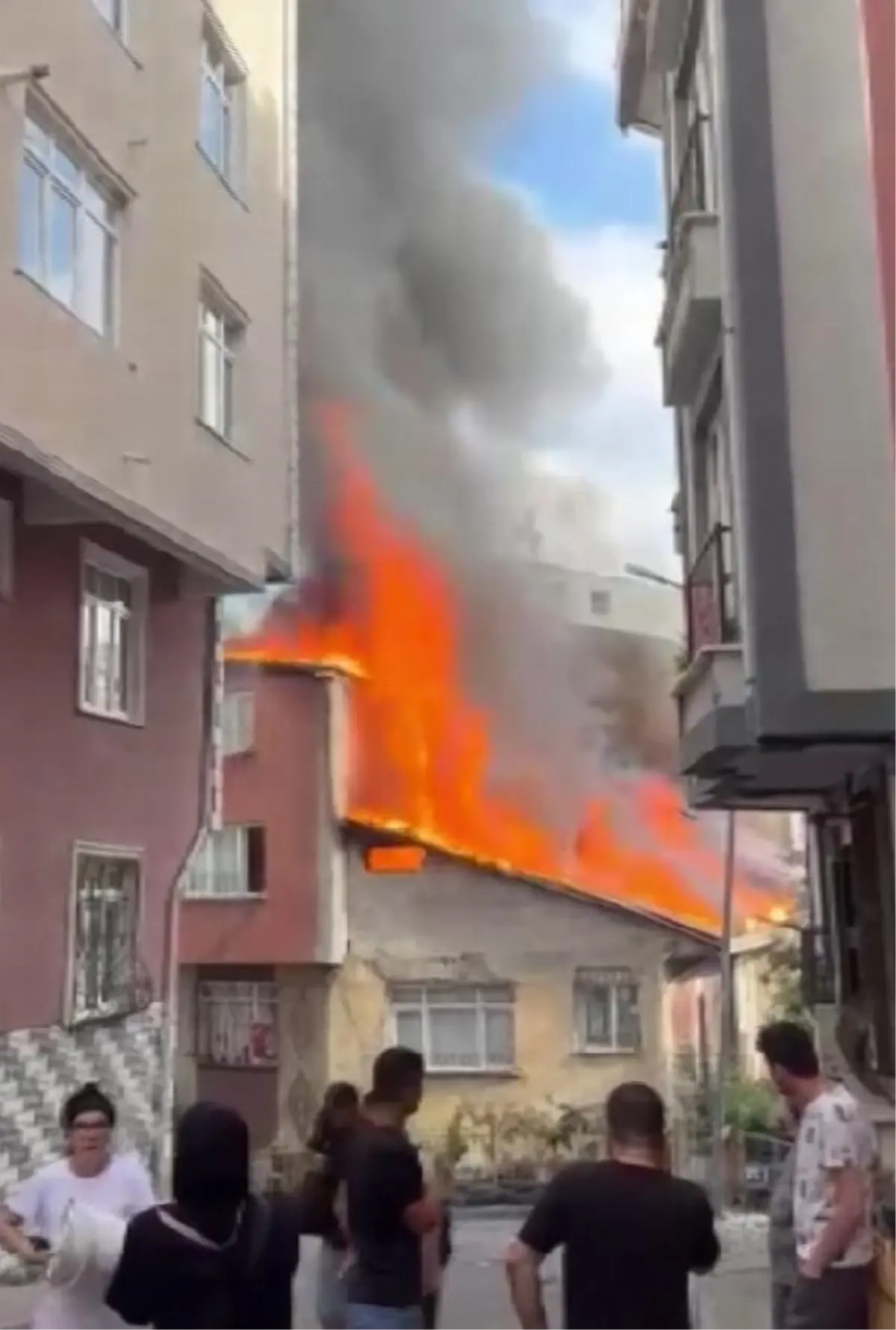 Kağıthane'de Çıkan Yangın 3 Binanın Çatısını Kullanılamaz Hale Getirdi