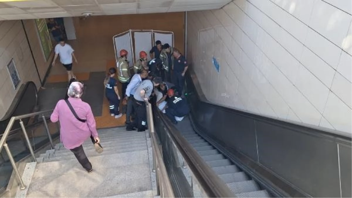 Kartal Metro İstasyonunda Yürüyen Merdivene Sıkışan Kişi Kurtarıldı