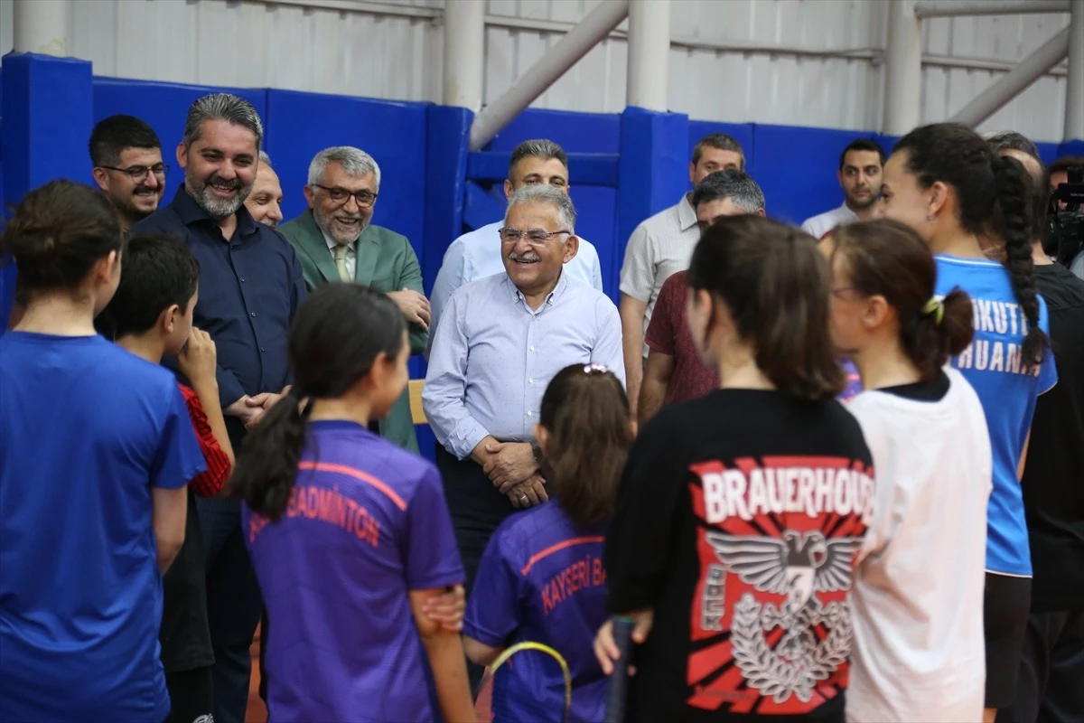 Kayseri Büyükşehir Belediye Başkanı Badminton Takımıyla Buluştu