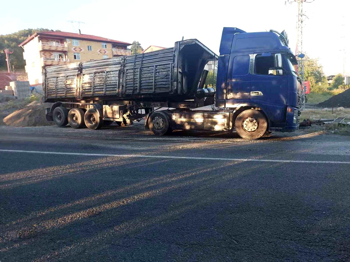 Zonguldak\'ta tırın dorsesi yan yattı, ölen ya da yaralanan olmadı