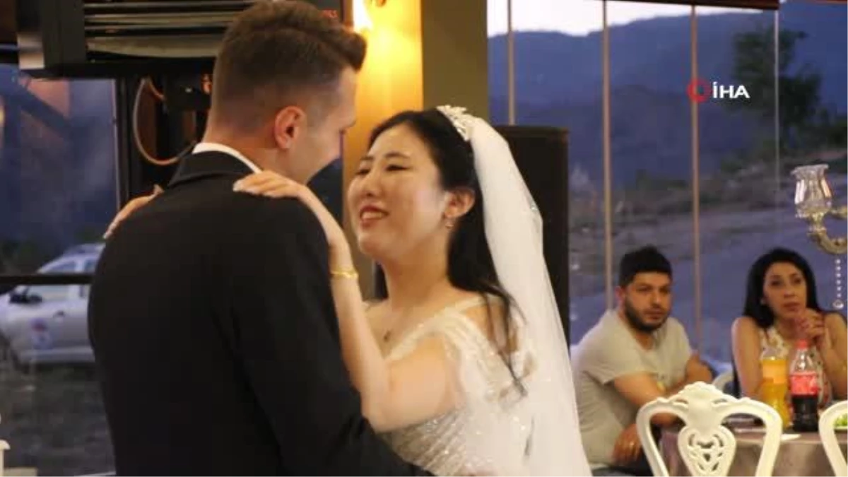 Koreli Yoojin, Türk askeri Haluk ile düğünle evlendi