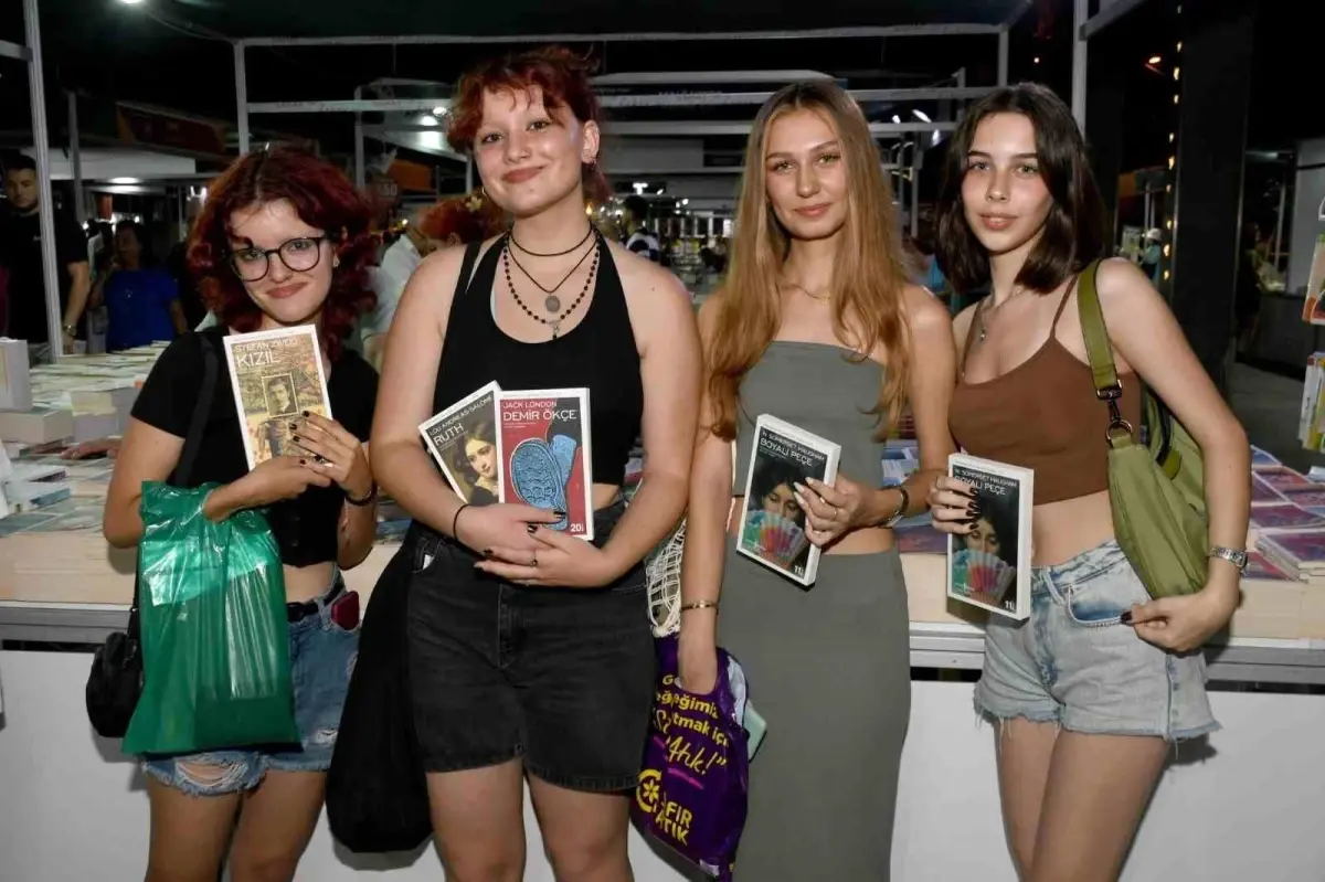 Kuşadası Kitap Fuarı Yoğun İlgi Görüyor