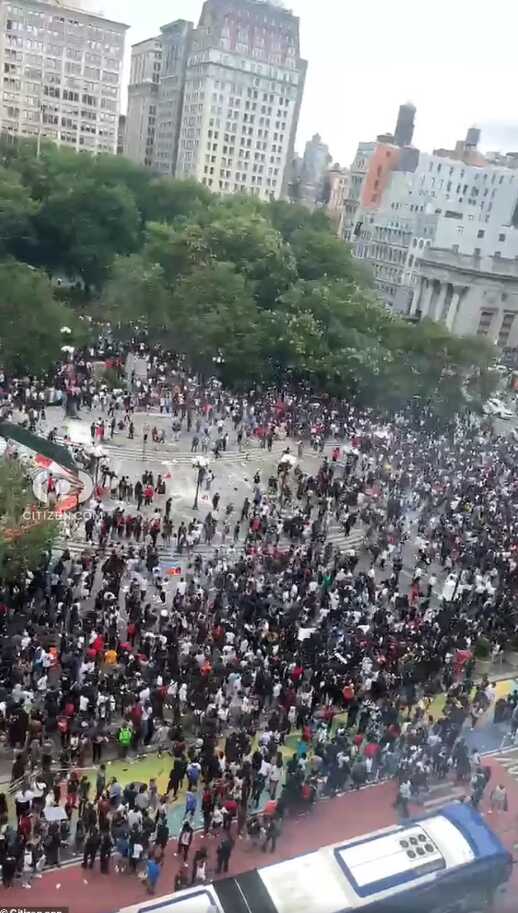 New York'ta bir fenomenin bedava konsol dağıtacağı etkinlik için bir araya gelen binlerce kişi kavga etti New York'ta bir fenomenin bedava konsol dağıtacağı etkinlik için bir araya gelen binlerce kişi kavga etti