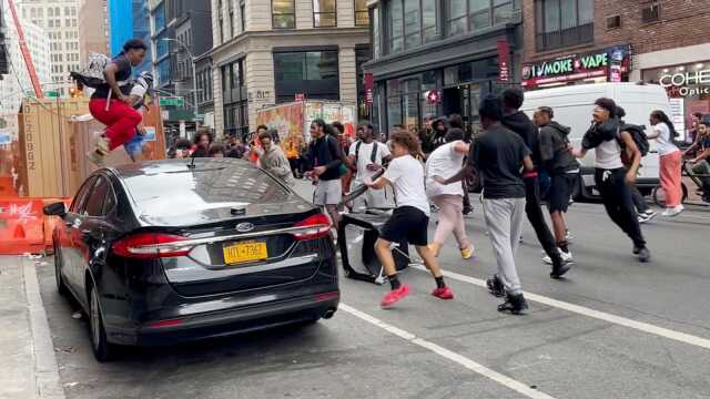 New York'ta bir fenomenin bedava konsol dağıtacağı etkinlik için bir araya gelen binlerce kişi kavga etti New York'ta bir fenomenin bedava konsol dağıtacağı etkinlik için bir araya gelen binlerce kişi kavga etti