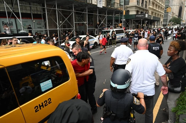 New York'ta Hediye Dağıtımı Etkinliğinde Polis ile Gençler Arasında Arbede