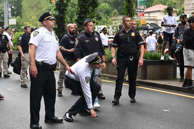 New York'ta Hediye Dağıtımı Etkinliğinde Polis ile Gençler Arasında Arbede