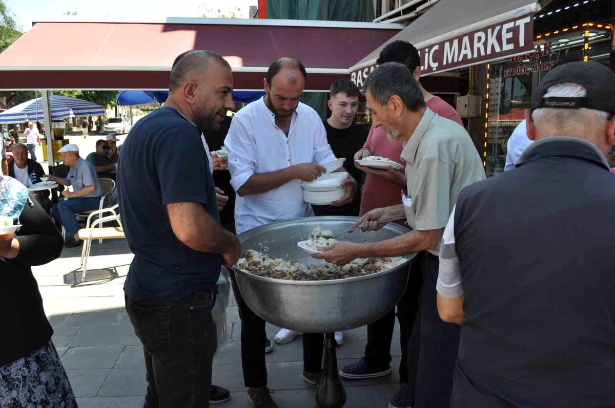 Eskişehir\'de Efsane Muhtarın Hayrına Pilav Dağıtıldı