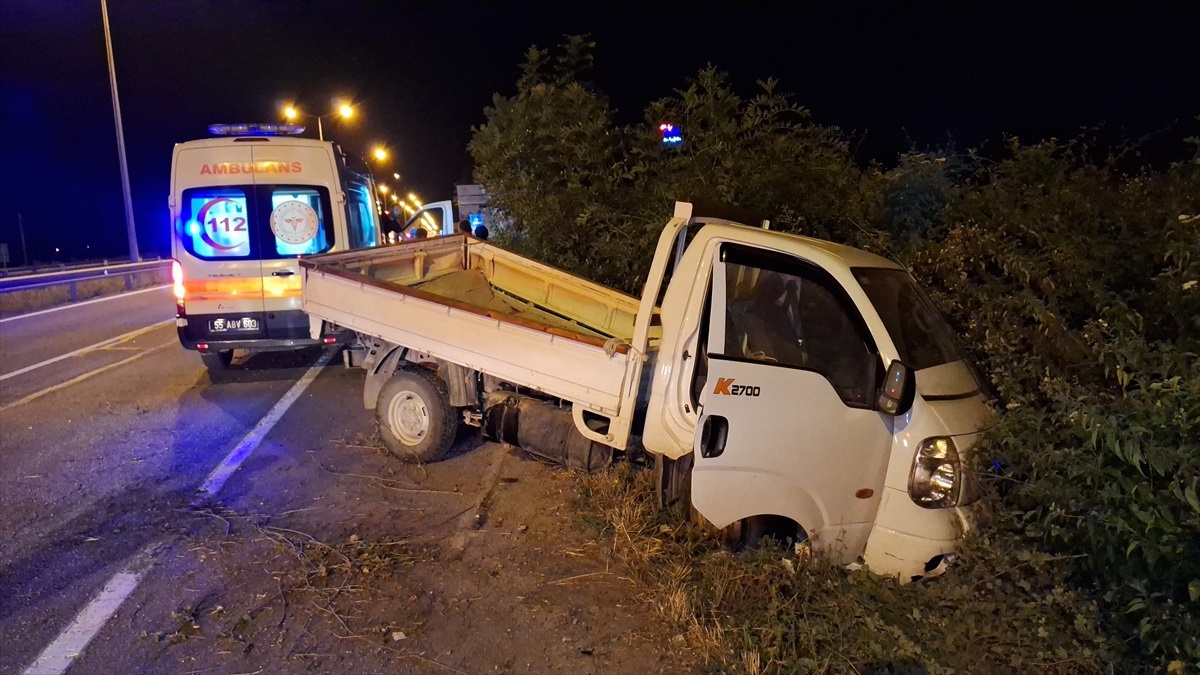 Samsun\'da Otomobil Kamyonete Çarptı: Bir Kadın Yaralandı