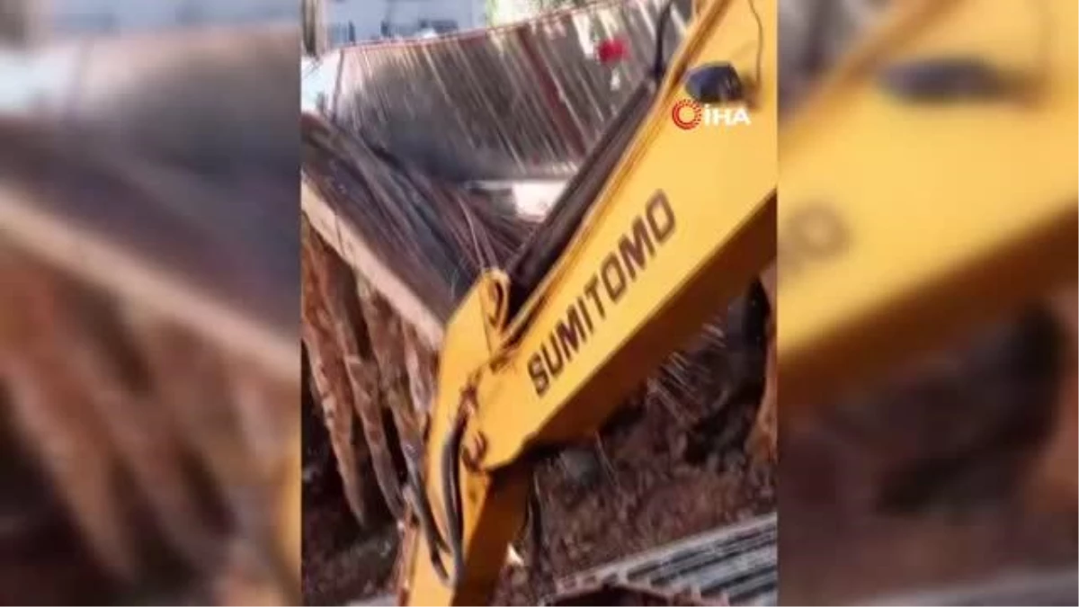Sarıyer\'de Bina İnşaatı İçin Temel Kazısı Yapılan Alanda Yol Çöktü