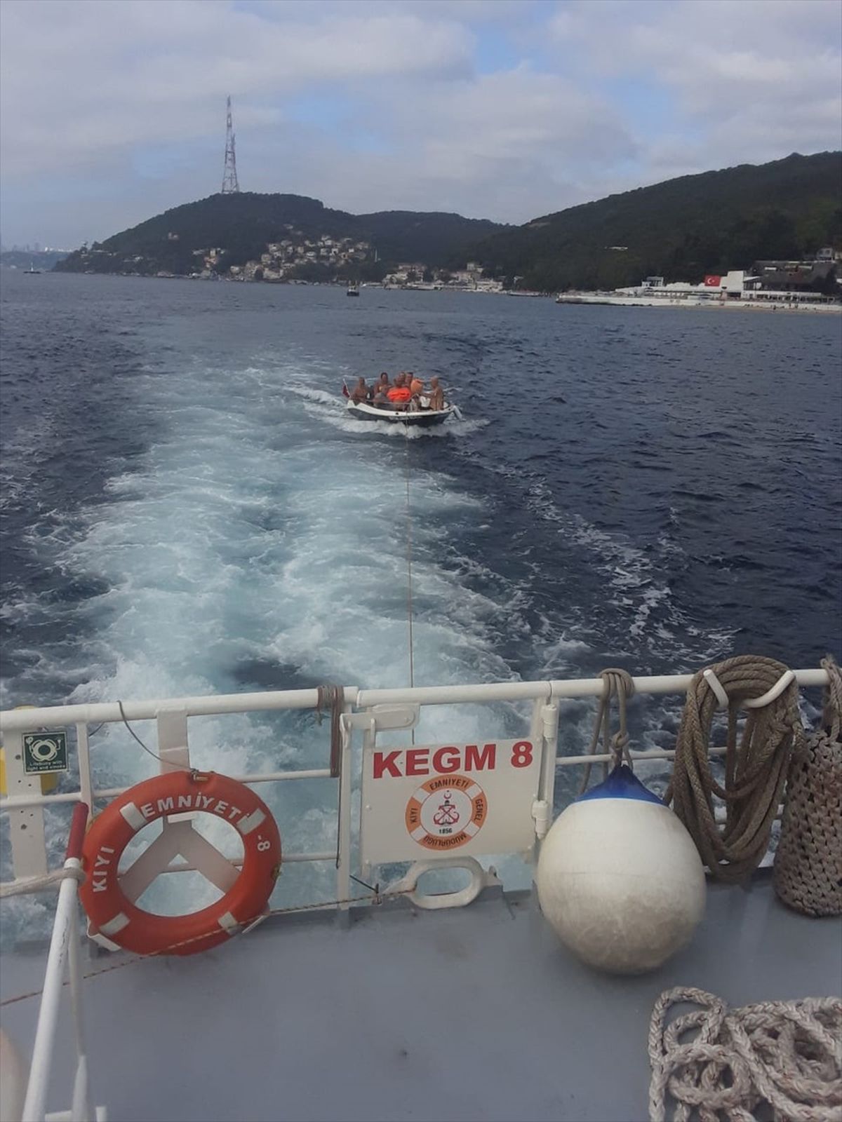 Sarıyer önlerinde makine arızası nedeniyle sürüklenen tekne kurtarıldı