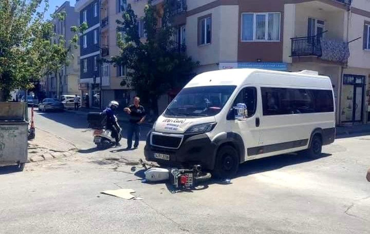 Eskişehir\'de servis aracının altında kalan motosiklet sürücüsü yaralandı