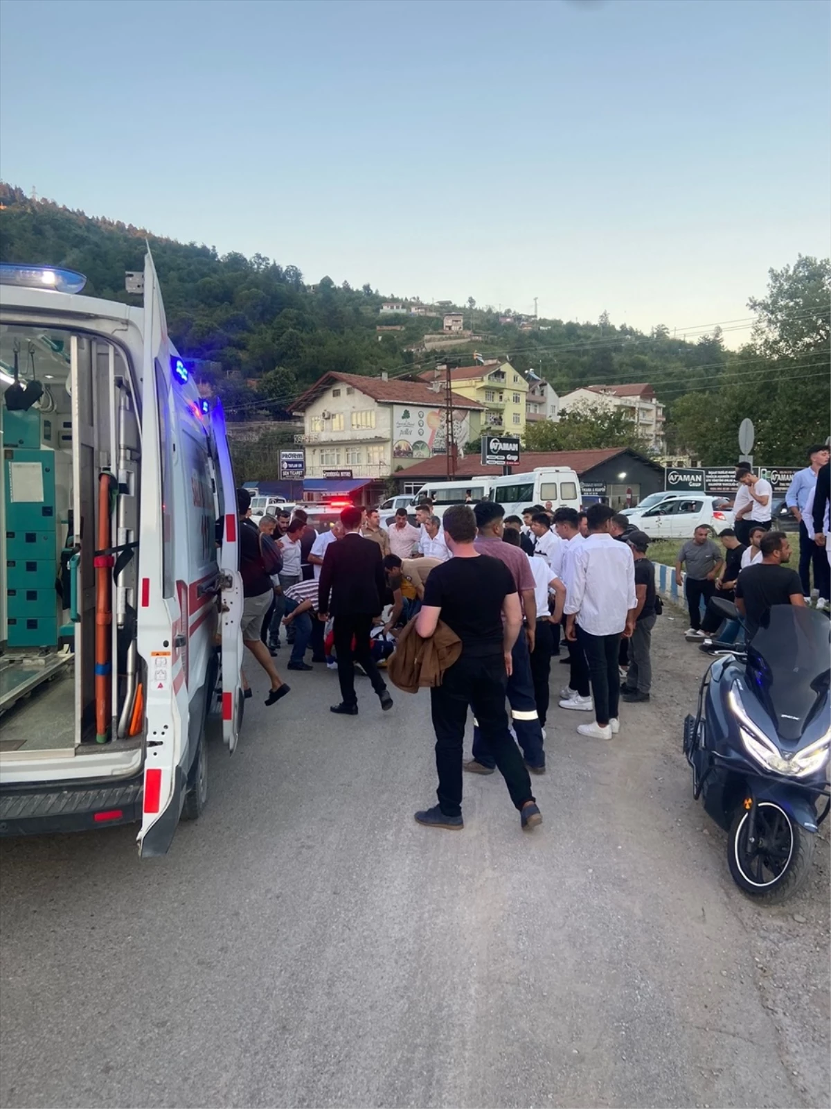 Sinop\'ta düğün konvoyunda kamyonetten düşen davulcu yaralandı