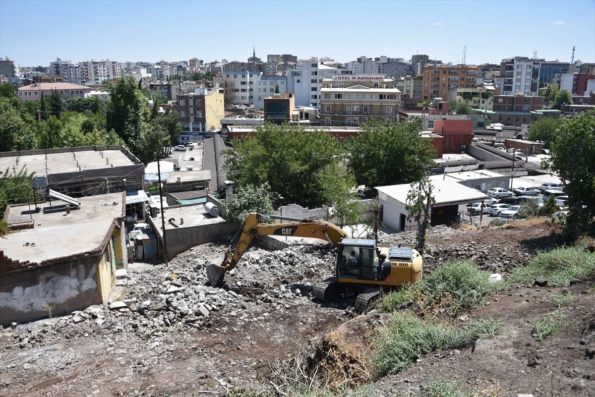 Siverek\'teki tarihi kalenin çevre düzenlemesi için yıkım çalışmaları devam ediyor