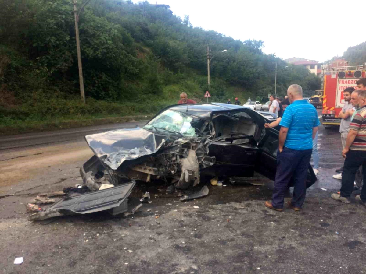 Trabzon\'da Tur Otobüsü ile Otomobil Çarpıştı: 3 Yaralı