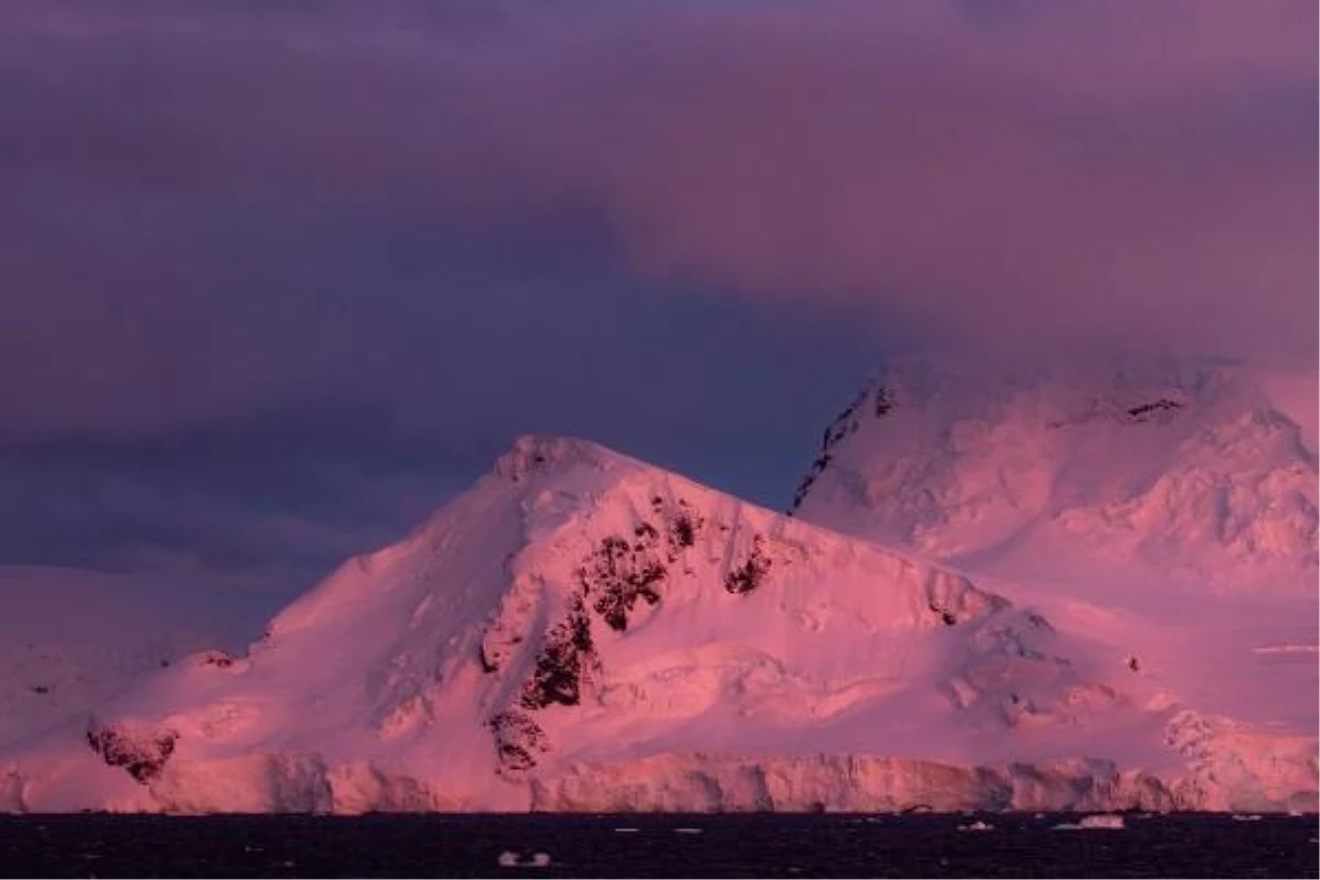 Antarktika\'da Gün Batımı ve Gün Doğumu Pembe Tonlarıyla Renkleniyor