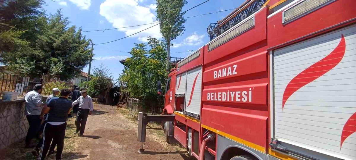 Uşak\'ın Banaz ilçesinde evde çıkan yangında ev ve traktör yandı