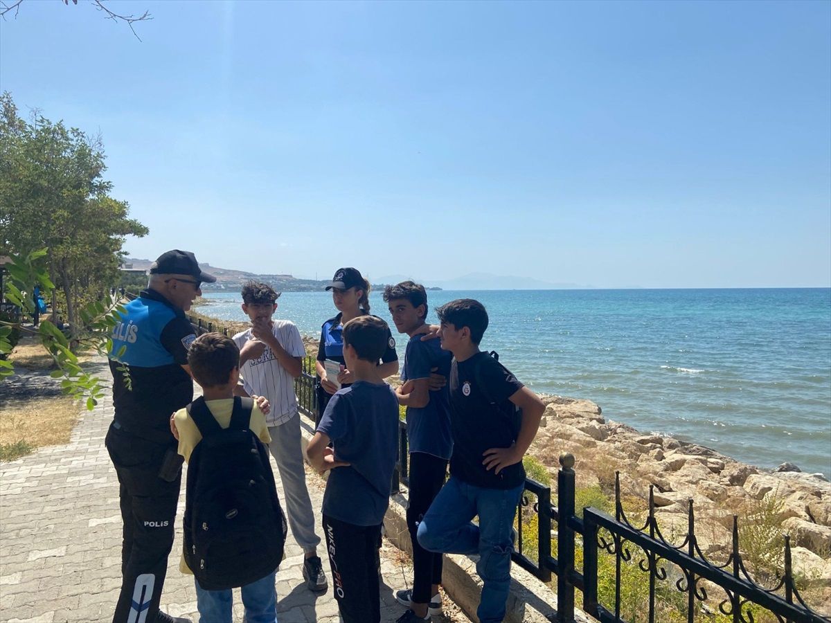Van\'da Deniz Polisi Ekipleri 1072 Kişiyi Boğulma Vakalarına Karşı Bilgilendirdi