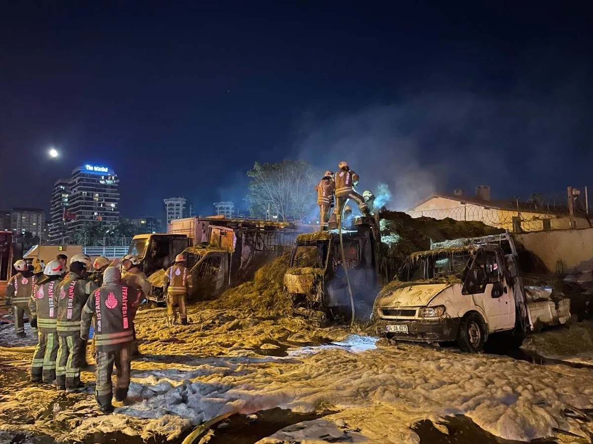 Bakırköy\'de Hipodrom Caddesinde Araçlarda Yangın Çıktı