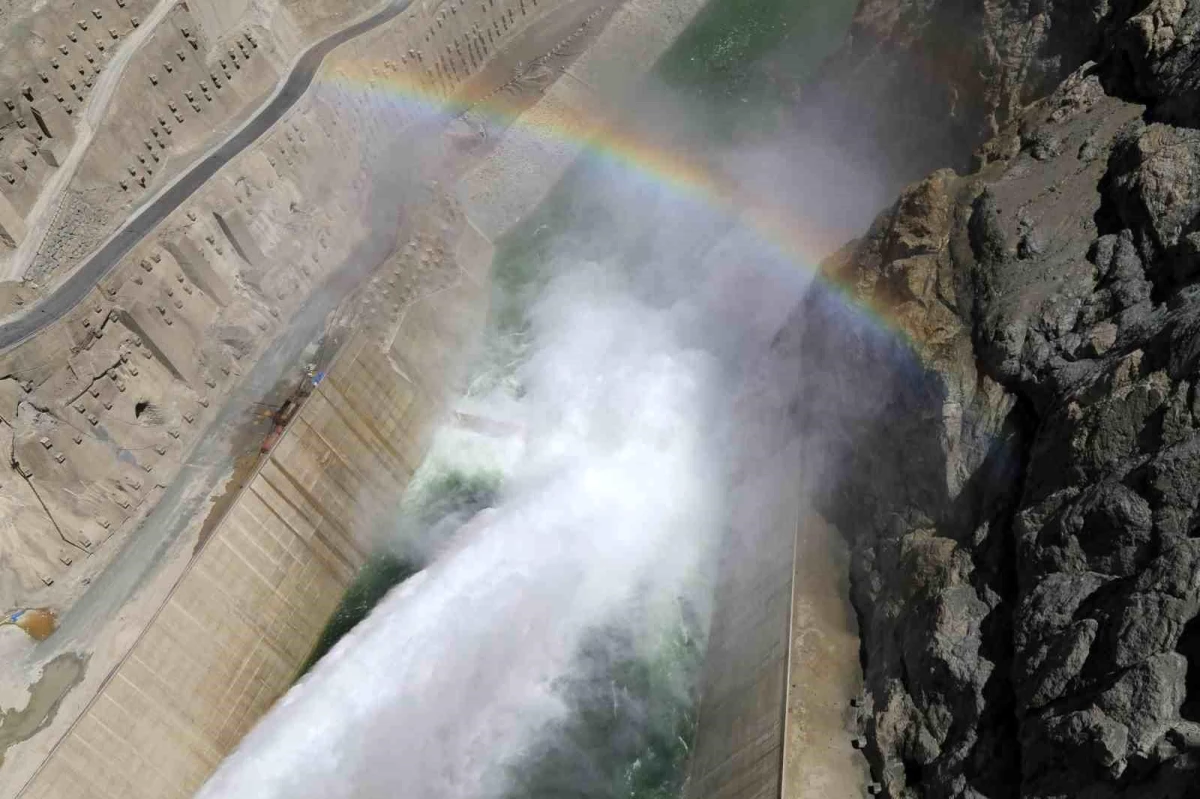 Yusufeli Barajı\'nda Açılan Kapaklarla Oluşan Gökkuşağı Eşsiz Görüntüler Sunuyor