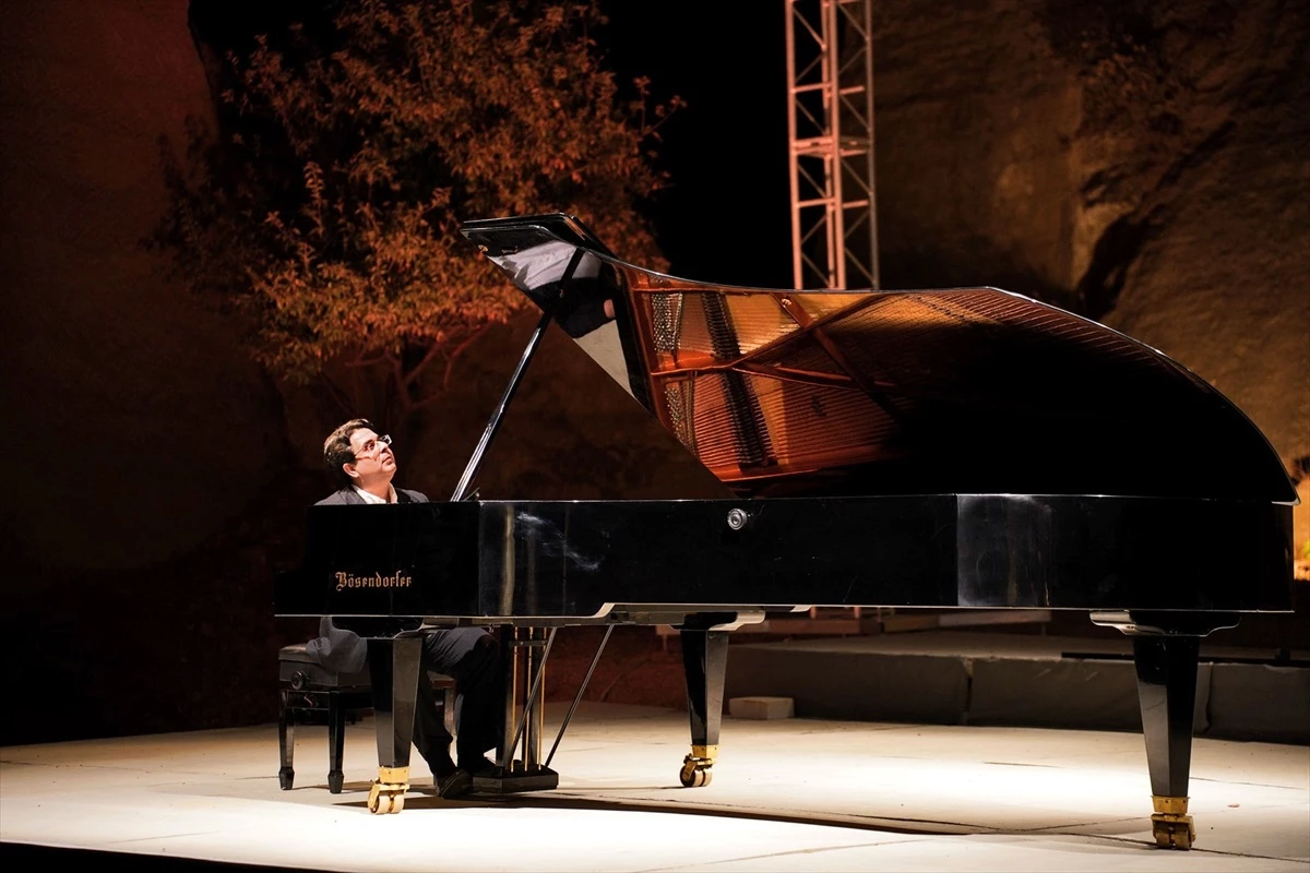 20. Uluslararası Gümüşlük Müzik Festivali\'nde Macar piyanist Gabor Farkas konser verdi