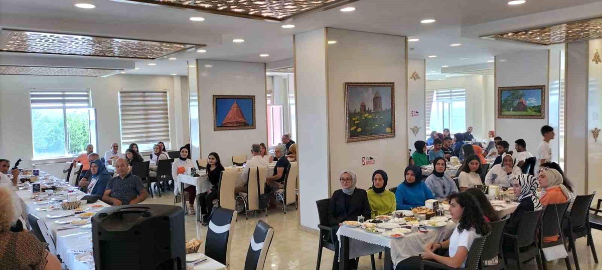 İstanbul Ahlat Kültür Turizm Tanıtma ve Yardımlaşma Derneği, burs alan öğrencilerle hayırseverleri buluşturdu
