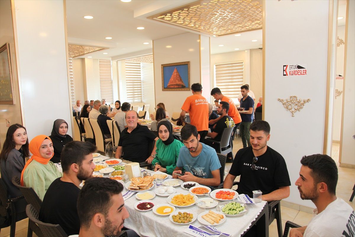 Ahlat\'ta İş İnsanları ve Öğrenciler Bir Araya Geldi