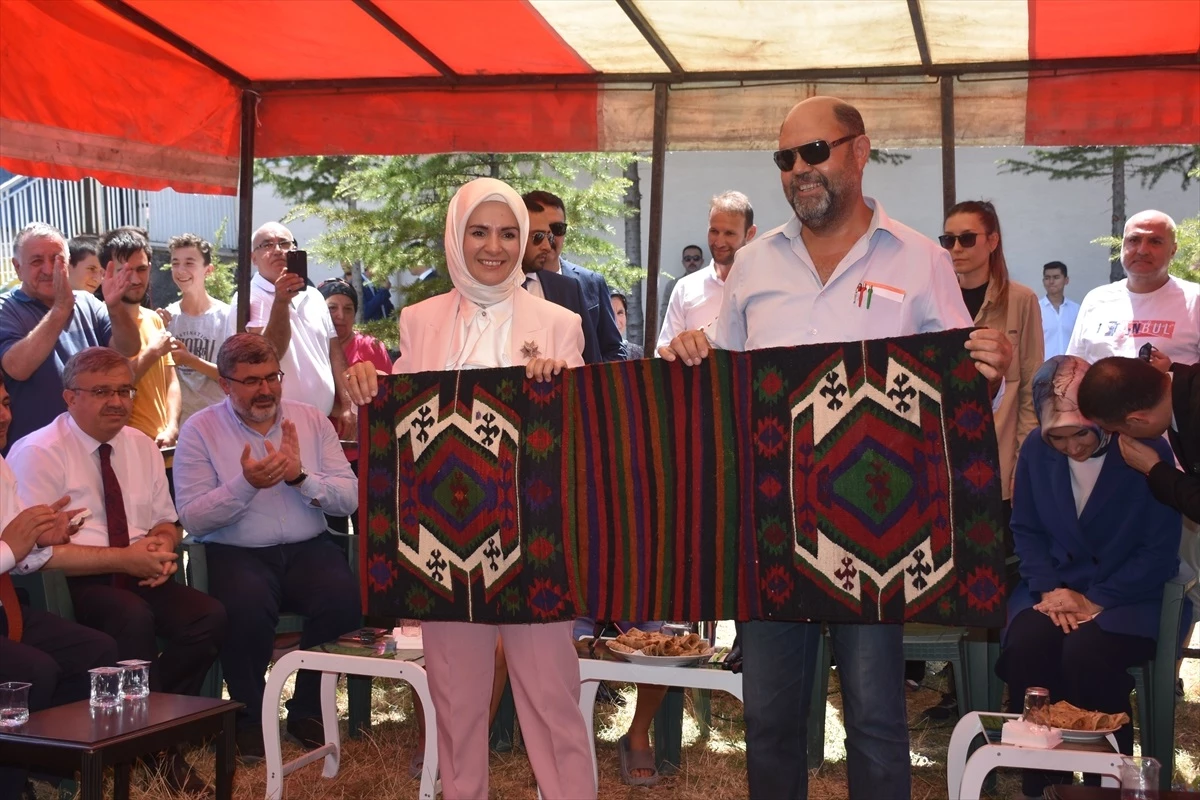 Aile ve Sosyal Hizmetler Bakanı Mahinur Özdemir Göktaş, Tez köyünü ziyaret etti