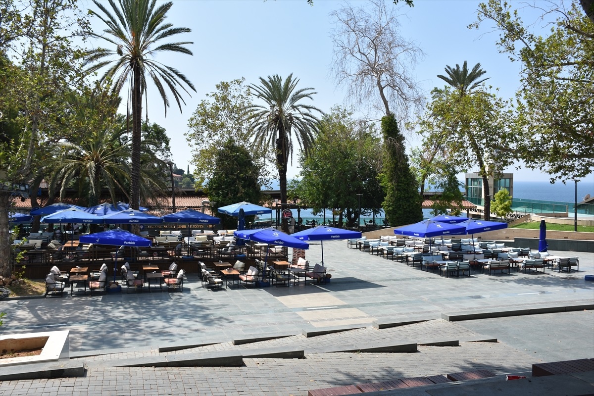 Antalya\'da Sıcak Hava ve Nem Nedeniyle Cadde ve Sokaklar Boş Kaldı